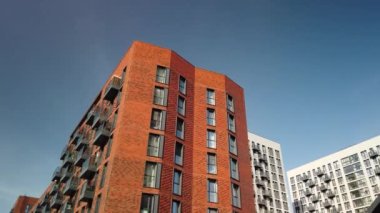 Çok katlı bir apartmanın dış cephesi, pencereleri ve balkonları. Hiperlapa görüntüsü.
