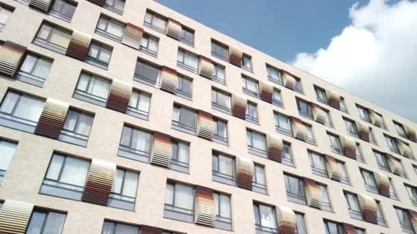 Exterior de un edificio de apartamentos de varios pisos de gran altura: fachada, ventanas y balcones. Imágenes de hiperlapso. — Vídeo de stock