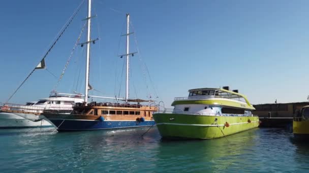 Μικρά τουριστικά σκάφη στον κόλπο του Hurgadv — Αρχείο Βίντεο