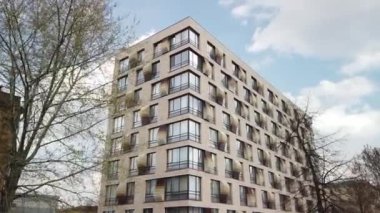 Çok katlı bir apartmanın dış cephesi, pencereleri ve balkonları. Hiperlapa görüntüsü.