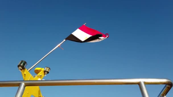 Bandeira egípcia no mastro do iate — Vídeo de Stock
