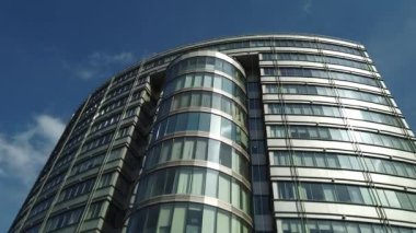 Yüksek katlı bir apartmanın dış cephesi, pencereleri ve balkonları.