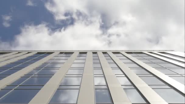 Exterior de un edificio de apartamentos de gran altura fachada, ventanas y balcones. — Vídeos de Stock