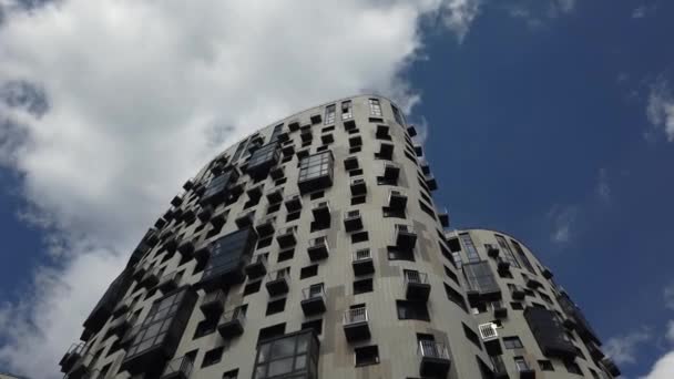 Exterior de un edificio de apartamentos de gran altura fachada, ventanas y balcones. — Vídeo de stock