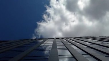 Yüksek katlı bir apartmanın dış cephesi, pencereleri ve balkonları.