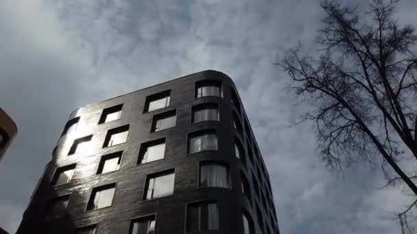 Yüksek katlı bir apartmanın dış cephesi, pencereleri ve balkonları. — Stok video