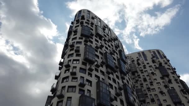 Exterior de un edificio de apartamentos de gran altura fachada, ventanas y balcones. — Vídeo de stock