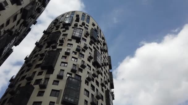 Yüksek katlı bir apartmanın dış cephesi, pencereleri ve balkonları. — Stok video