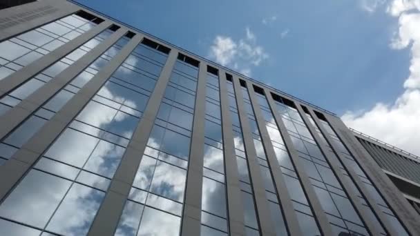 Exterior de un edificio de apartamentos de gran altura fachada, ventanas y balcones. — Vídeo de stock