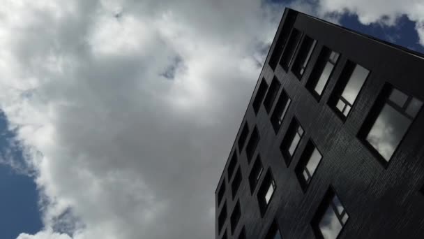 Exterior de uma fachada de edifício de apartamentos, janelas e varandas. — Vídeo de Stock