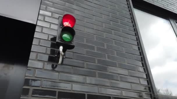 Semáforo en fachada del edificio de apartamentos — Vídeos de Stock