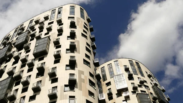 Lägenhet Byggnad Fasad Fönster Och Balkonger — Stockfoto
