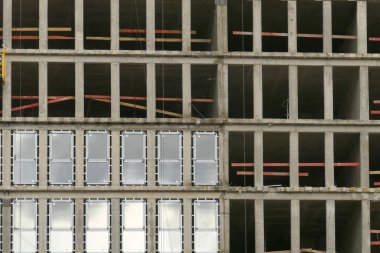 İnşaat halindeki evin ön cephesi kısmen tamamlanmış.