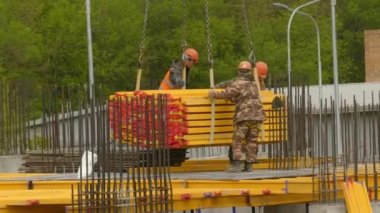 Vinç, inşaatçılar için yapılan resmi işler için boş malzeme sağlıyor.