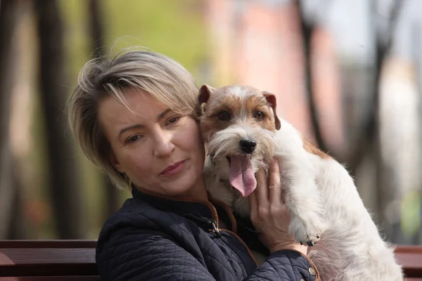 Attraktive Frau Beim Ausruhen Park Mit Weißen Jack Russell Terriern — Stockfoto