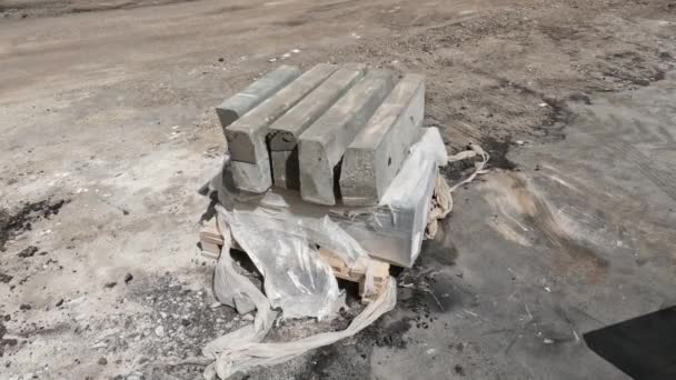 パレットに積み上げられた灰色の縁石のクローズアップ。新しいコンクリート製の縁材が一緒に録音された。修理工事. — ストック動画