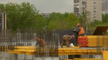 Vinç, inşaatçılar için yapılan resmi işler için boş malzeme sağlıyor.