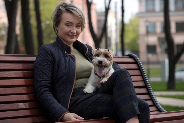 Donna Attraente Che Riposa Nel Parco Con Terrier Bianchi Russell — Foto Stock