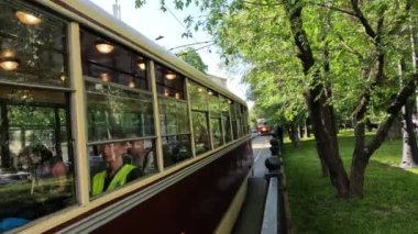 Moskova 'da kullanılan klasik tramvayların geçit töreni. Şehrin sokakları boyunca klasik tramvaylar gider. HAZİRAN 04, 2022, MOSCOW, Rusya