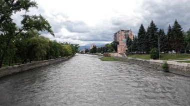 Sünni Camii 'nin ya da Mukhtarov Camii' nin zaman aşımı. Terek Nehri 'nin sol kıyısındaki tarihi cami VLADIKAVKAZ RUSSIA