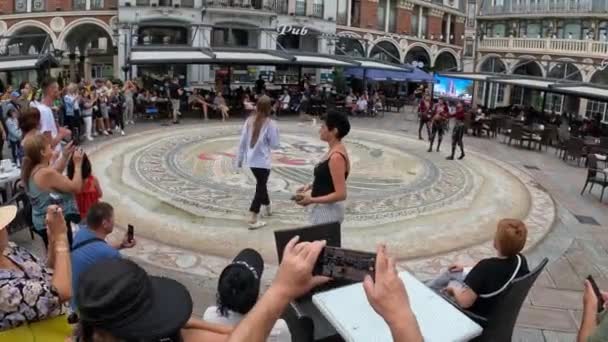 Nationale Tanzgruppe Tritt Auf Dem Marktplatz Der Stadt Auf Jul — Stockvideo