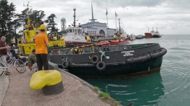 Limandaki Küçük Sarı Halat Çekme Işlemi Temmuz 2022 Batumi Georgia — Stok video