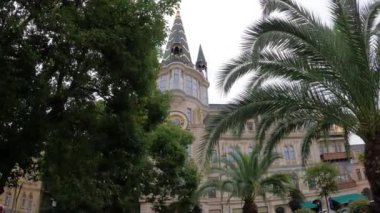 Eski tarih merkezinin caddelerinin manzarası. Astronomik saat kulesi. JUL 19 2022 Batumi, Adjaria, Georgia