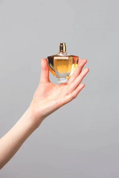 Flacon Parfum Dans Belles Mains Femme Sur Fond Gris — Photo