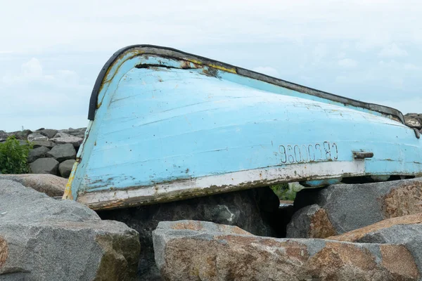 Barco Abandonado Junto Mar — Fotografia de Stock