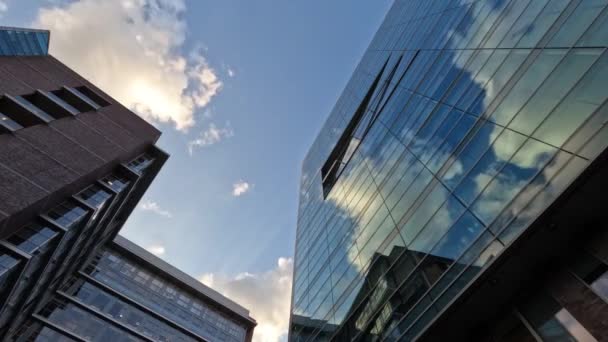 Nubes Que Corren Por Encima Fachada Del Edificio Apartamentos Gran — Vídeos de Stock