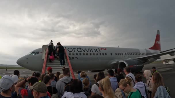 飞机登机 乘客们爬上梯子 Jul 2022 Vladikavkaz俄罗斯 — 图库视频影像