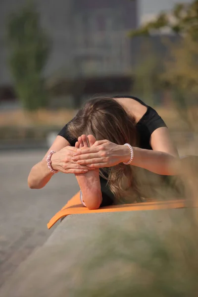 Mujer Yoga Relajarse Fondo Urbano Ejercicios Estiramiento Corporal — Foto de Stock