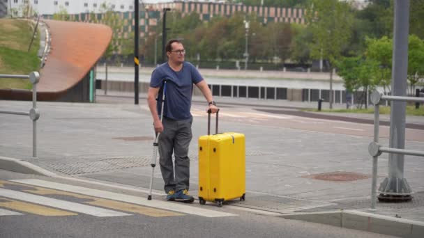 Dimensiune Cârjă Valiză Mare Galben Este Așteptare Pentru Taxi Marginea — Videoclip de stoc