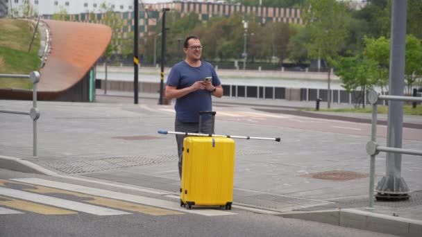 Size Uomo Con Stampella Grande Valigia Gialla Attesa Taxi Margini — Video Stock