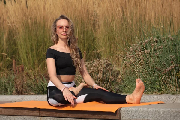 Concepto Yoga Larga Duración Deportiva Mujer Delgada Sentarse Yoga Estiramiento — Foto de Stock