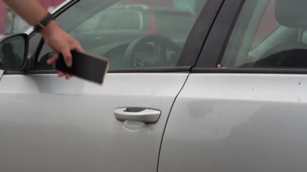 Man Close Car Door Using Mobile Phone Communication Online Application — Αρχείο Βίντεο