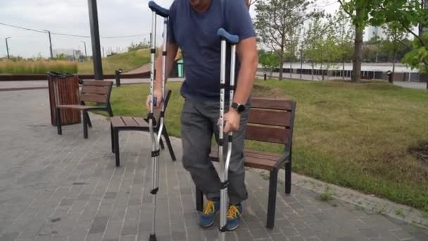 Além Homem Tamanho Andando Sobre Muletas Natureza Reabilitação — Vídeo de Stock
