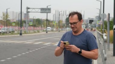 Ayrıca yolun kenarında taksi bekleyen cüsseli bir adam var. Akıllı telefon için mobil uygulama kullanarak transfer et.