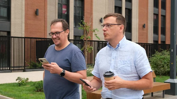 Les Hommes Attrayants Vont Dans Rue Dans Centre Ville Urbain — Photo