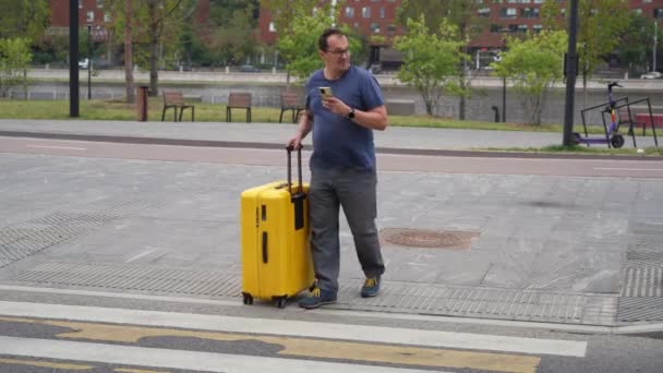 Плюс Мужчина Большим Желтым Чемоданом Перекрестке Дороги Пешеходный Переход Человеком — стоковое видео