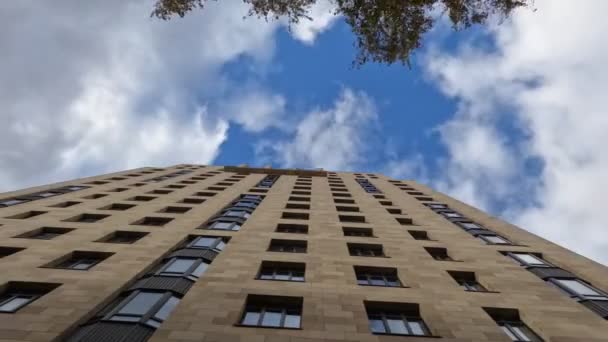 Nubes Que Corren Frente Exterior Fachada Del Edificio Apartamentos Ventanas — Vídeo de stock