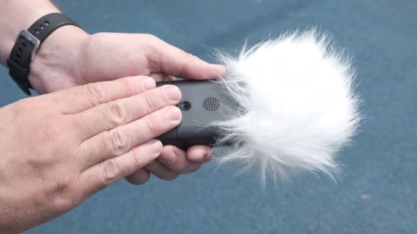 Hlasový Magnetofon Ruce Výměna Baterií Přístroji Ruka Vyjme Vybité Vloží — Stock video