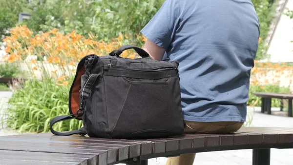 Sac Est Sur Banc Parc Côté Son Propriétaire Homme Mode — Photo