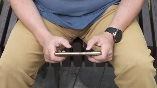 Spelberoende Närbild Modern Smartphone Händerna Vuxen Man Som Aktivt Trycker — Stockfoto