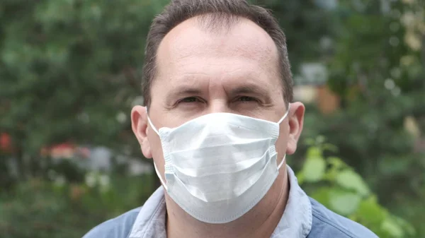 Hombre Fondo Hojas Verdes Con Máscara Facial Médica Que Protege —  Fotos de Stock