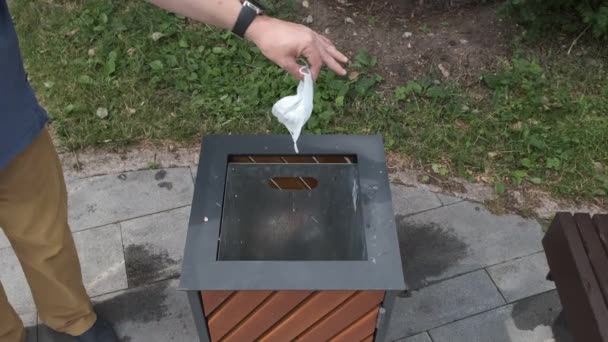 Adam Tıbbi Maskeyi Dışarıdaki Çöpe Atıyor Kullanılmış Yüz Maskesi Çöpe — Stok video