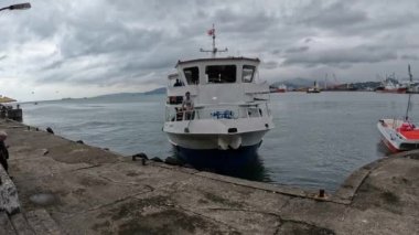 19 Haziran 2022 BATUMI GEORGIA: Limanın su bölgesinde klasik küçük römorkör seferleri. Büyük gemiyi manevra için hazırlıyorum.