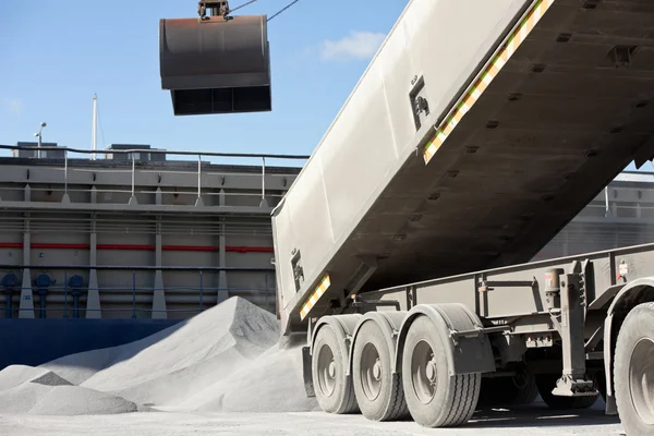 Crane loading cargo ship with gravel — Stock Photo, Image