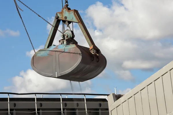 Kraan laden vrachtschip met grind — Stockfoto