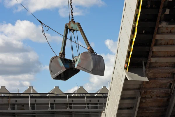 Crane loading cargo ship with gravel — Stock Photo, Image